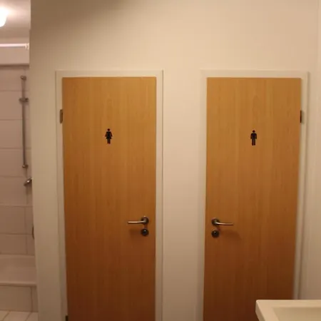 Rainer Mit Grossen Parkplaetzen Vorm Gebaeude *
