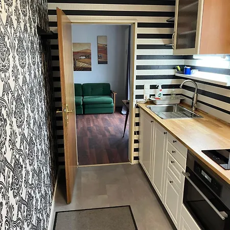 Apartment Rainer Mit Grossen Parkplaetzen Vorm Gebaeude