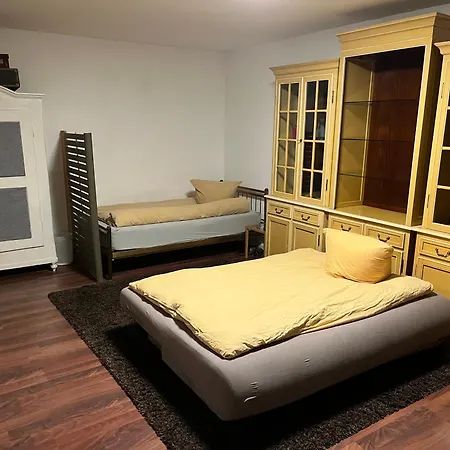 Apartment Rainer Mit Grossen Parkplaetzen Vorm Gebaeude