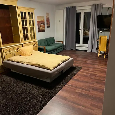Apartment Rainer Mit Grossen Parkplaetzen Vorm Gebaeude *
