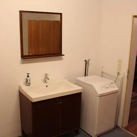 Rainer Mit Grossen Parkplaetzen Vorm Gebaeude Apartamento