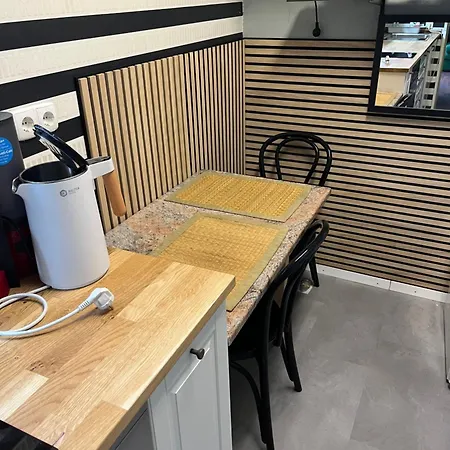 Rainer Mit Grossen Parkplaetzen Vorm Gebaeude Apartamento Heddesheim