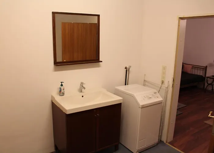 Rainer Mit Grossen Parkplaetzen Vorm Gebaeude شقة