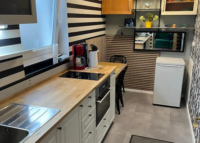 Rainer Mit Grossen Parkplaetzen Vorm Gebaeude * Heddesheim